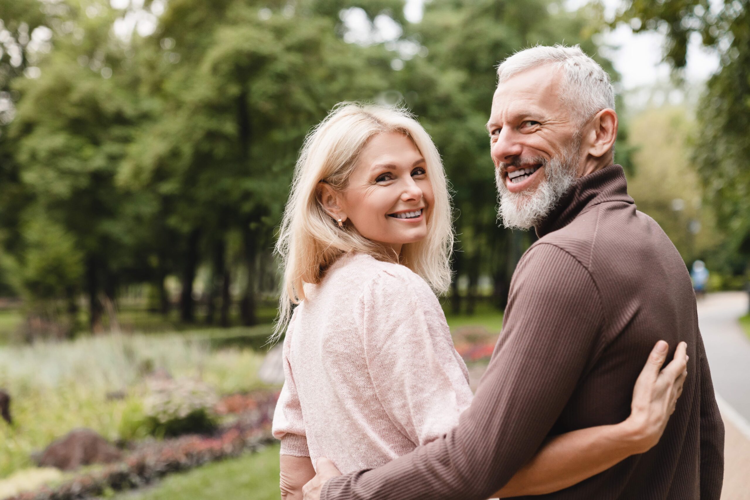 découvrez nos offres de mutuelle santé pour seniors, adaptées à vos besoins spécifiques. comparez les tarifs et les options disponibles pour bénéficier d'une couverture complète et sereine. protégez votre santé tout en maîtrisant votre budget.