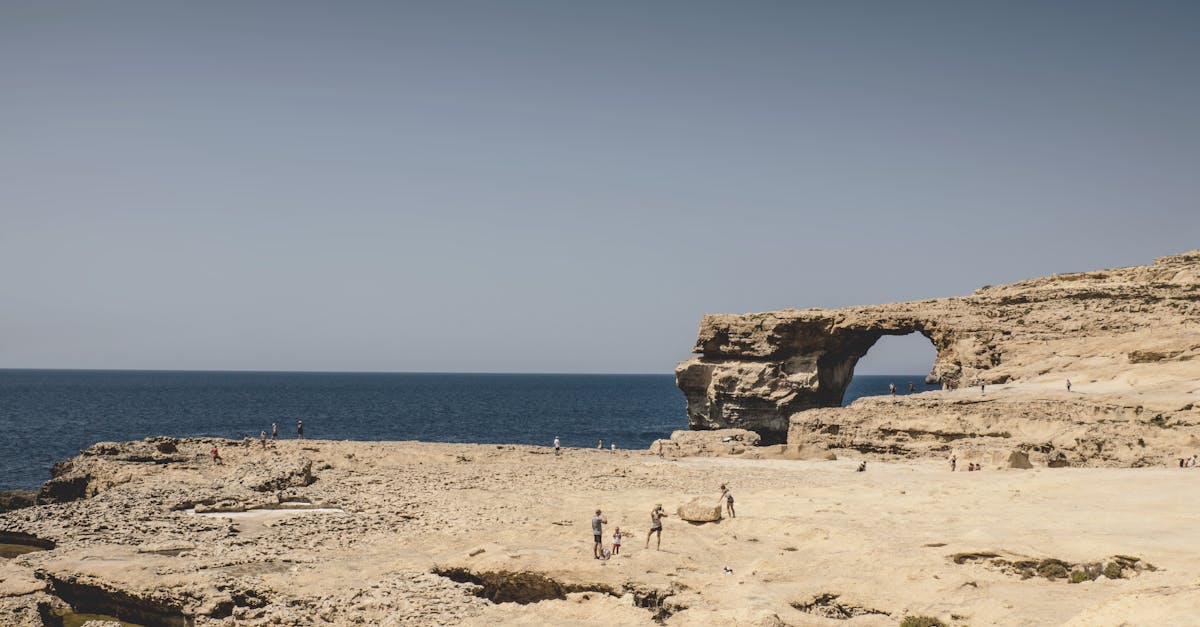 découvrez la beauté et l'histoire fascinante de malte, une île méditerranéenne aux paysages éblouissants, aux eaux cristallines et à un riche patrimoine culturel. explorez ses sites historiques, savourez sa cuisine délicieuse et plongez dans l'ambiance envoûtante de ses villes pittoresques.