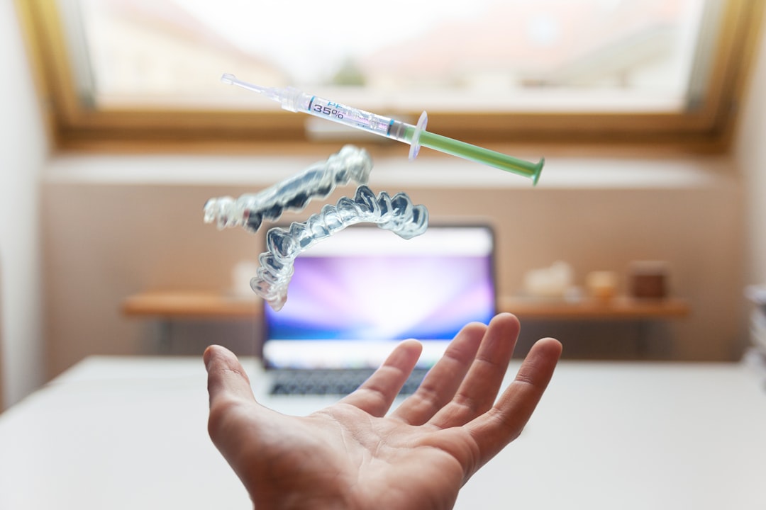 évaluez la santé de vos dents avec notre service d'évaluation dentaire complet. des professionnels qualifiés vous fourniront des conseils personnalisés pour un sourire éclatant et une meilleure hygiène bucco-dentaire.