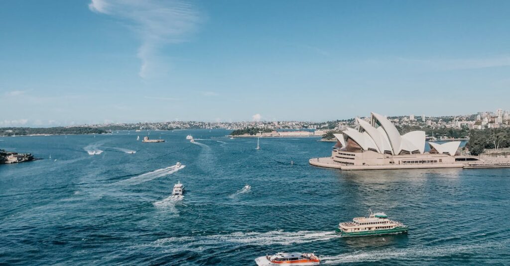 découvrez l'australie, un pays aux paysages époustouflants, riche en culture, faune unique et aventures inoubliables. explorez ses villes dynamiques, ses plages paradisiaques et ses sites naturels classés au patrimoine mondial de l'unesco.